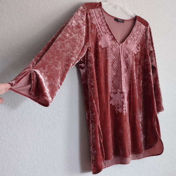 Andree by Unit Sz M Embroidery Blush pink Crushed Velvet Blouse Tunic Top NWOT - Picture 5 of 10
